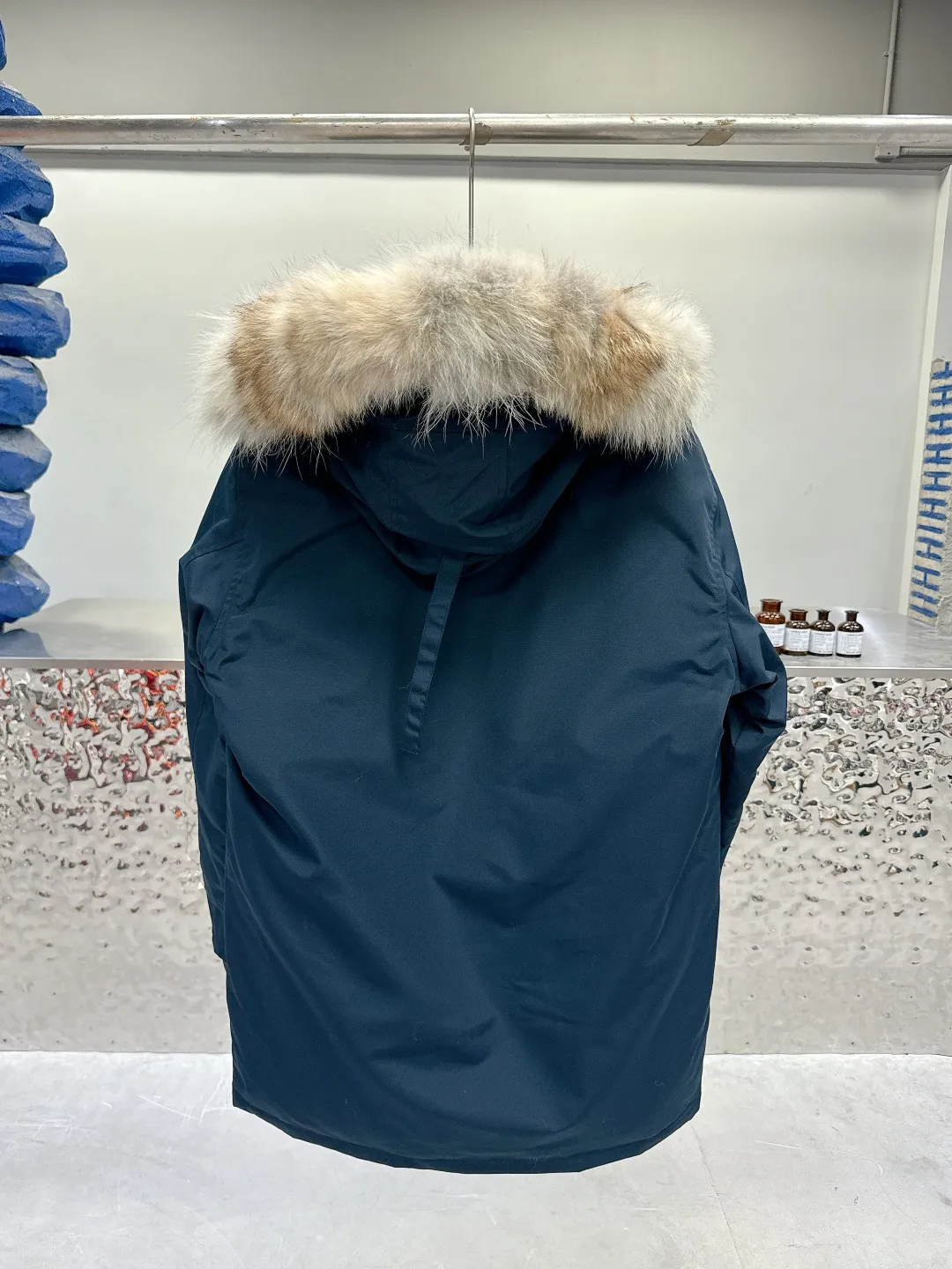 P840 Canada Goose 13 down jackets, timeless classics, same style for men and women, mid-length windbreaker jacket. Canada Goose technology waterproof fabric is wind and cold resistant and extremely warm! Plush heat storage keeps you warm and warms you up quickly! Extra large fur collar design, fine fur, smooth to the touch, comfortable and skin-friendly! Double windproof cuffs to prevent cold wind from entering! The pockets have a flap zipper design and the upper pocket is a diagonal pocket, which is convenient and practical! Canada Goose’s popularity in the past two years has greatly surpassed that of the king of down jackets, the Meng Mouth, and it is the hottest item in autumn and winter on INS! Same style for men and women, Canada Goose’s classic style! Color: Black, Off-white, Gray, Navy Size: XS S M L XL XXL